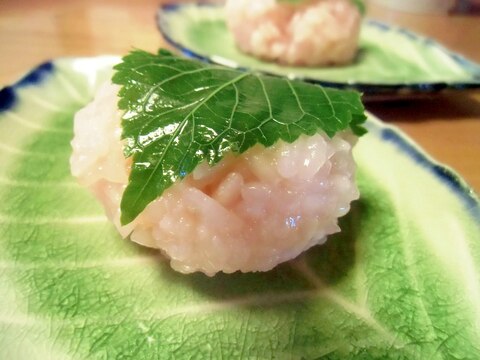 もち米で作る桜餅